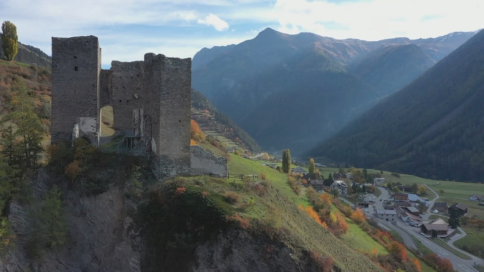 La ruina da Tschanüff cun ina part da la fracziun da Ramosch filmà cun ina drona.