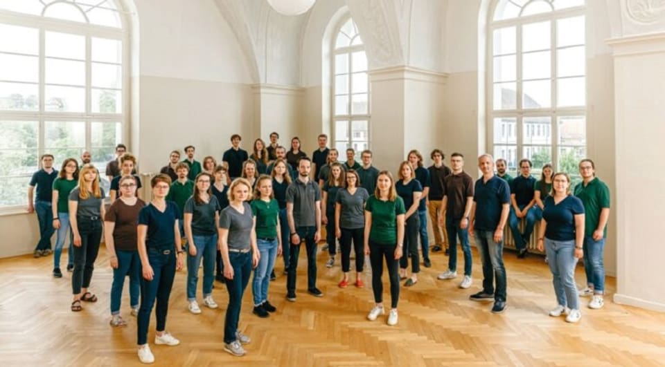 Jugendchor in einem Saal, die Jugendlichen sind in Freizeitkleidung