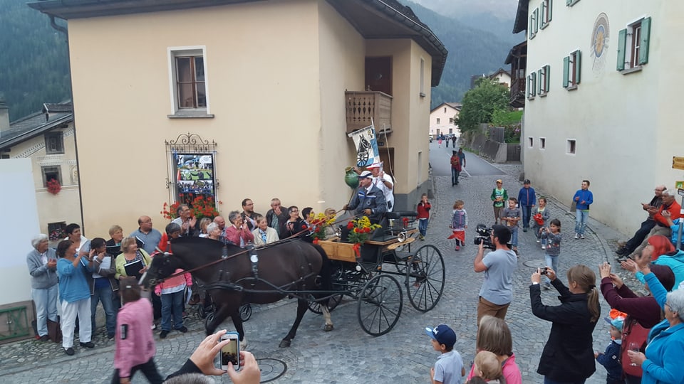 Giacomin Barbüda sin la charrotscha in occasiun da la festa da bainvegni ad Ardez.