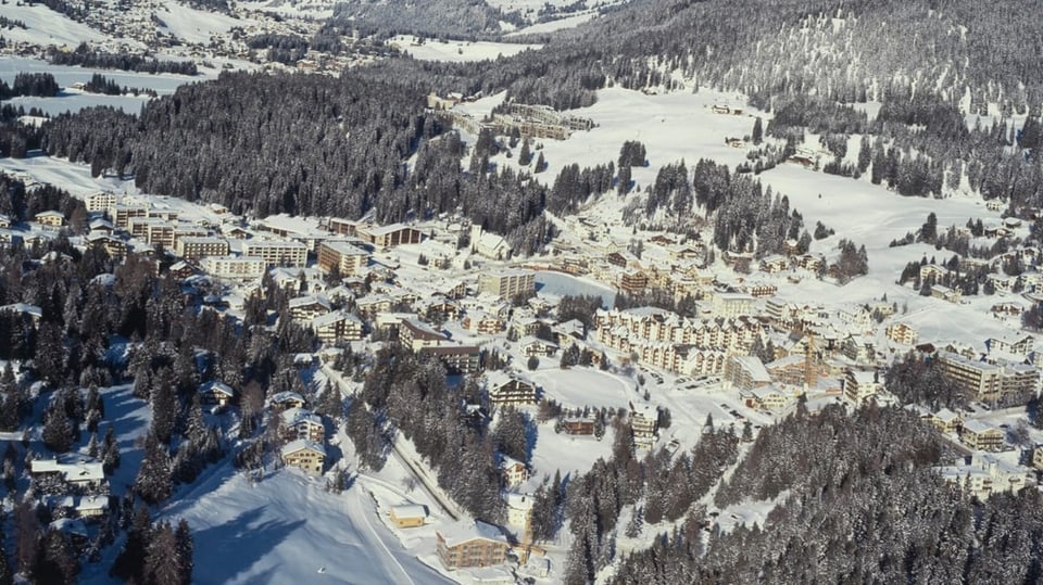 Blick auf die Hotels in Lenzerheide und die vollkommen bebauten Quartiere Clois, Fadail, Penasch und Davos Lai  2000
