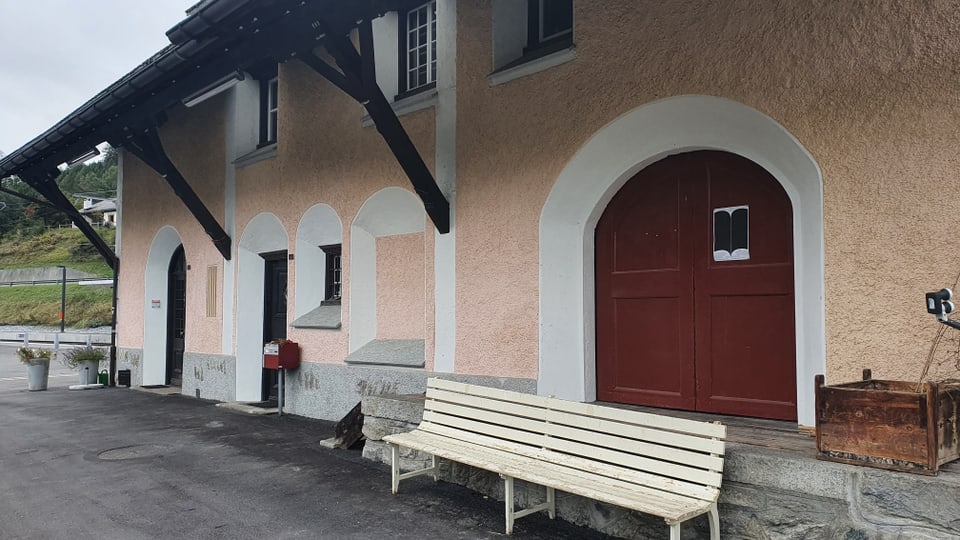 La staziun da la Viafier Retica – a sanestra il «bistro», a dretga l'entrada dal kino previs.