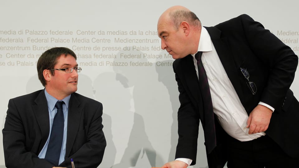 Christian Levrat sesa e discura cun Daniel Jositsch che stat en pe.