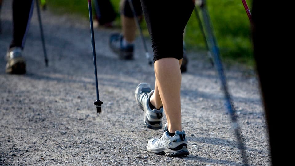 Dunnas che fan nordic walking. 