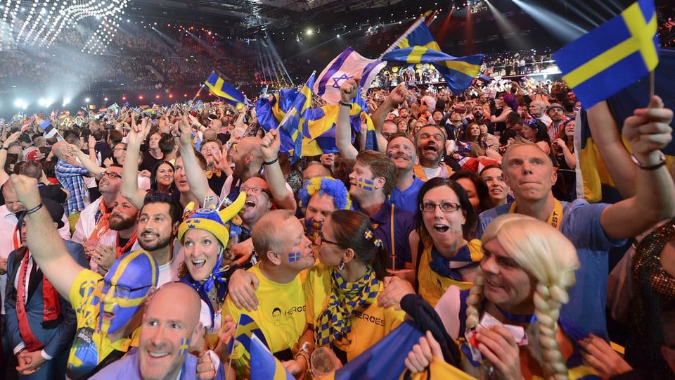fans dal chantadur svedais Mans Zelmerlöw fan festa suenter che Zelmerlöw ha gudagnà il Eurovision Song Contest
