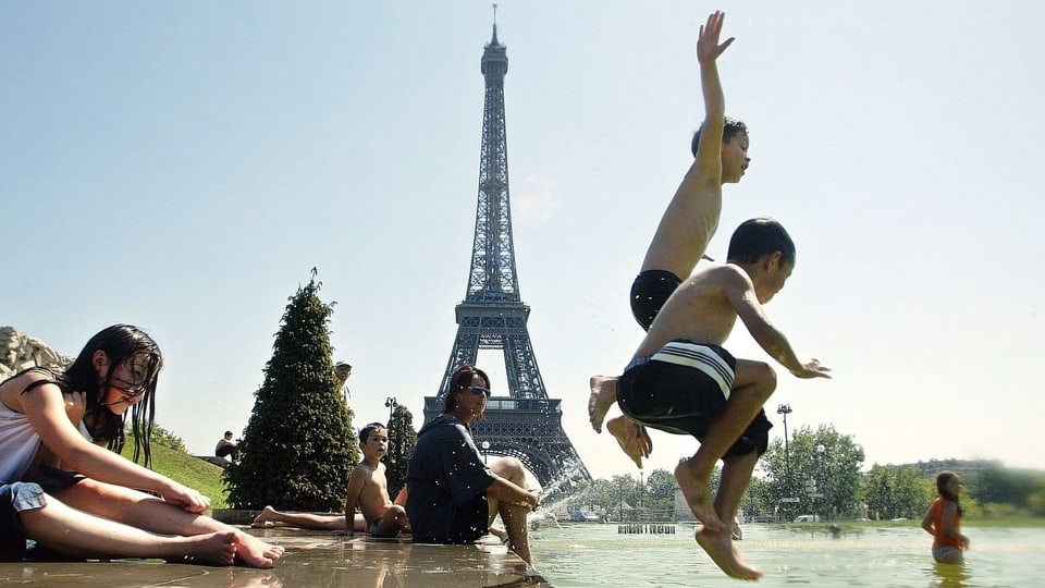 Uffants che fan bogn avant la tour d'Eiffel.