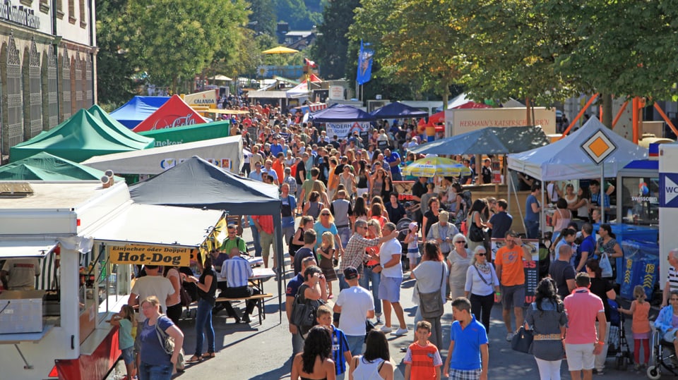 Fulla da glieud durant la festa da Cuira 2015.