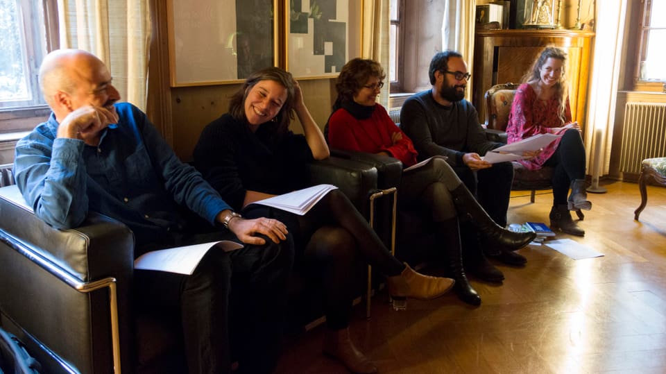 Dumenic Andry, Sara Francesca Hermann, Bettina Secchi, Martin Cantieni e la moderatura Flurina Badel en stiva a Schlarigna.