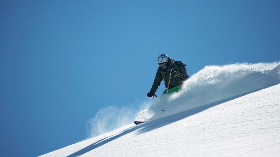 tschiel blau e davant in skiunz en la naiv entira