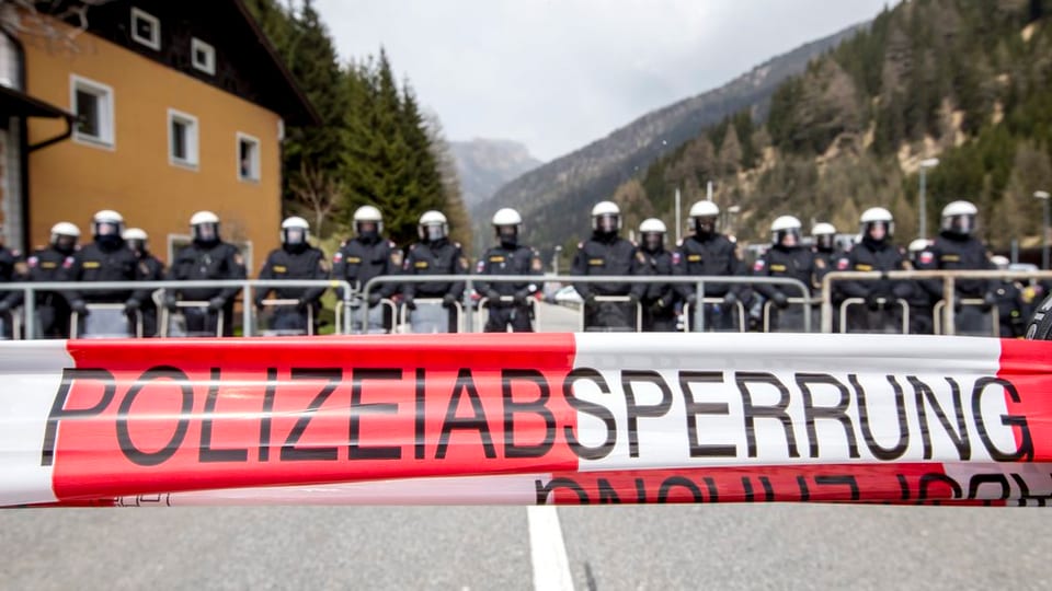 Polizia austriaca vid bloccar ina via (Polizeiabsperrung).