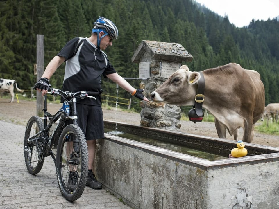 Heinz Brand cun ses mountainbike a Claustra