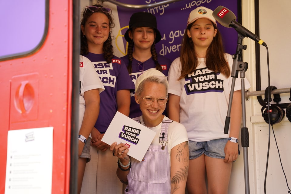 Für die Aktion «Raise Your vusch» hat auch Stefanie Heinzmann der Gondel einen Besuch abgestattet.