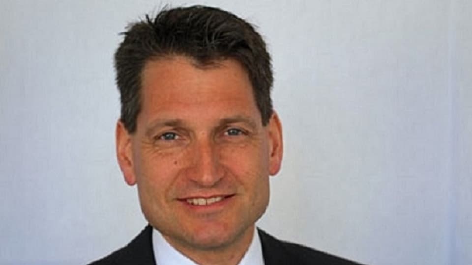 Purtret da Georg Schäppi, nov directur da la clinica otalpina Tavau. 