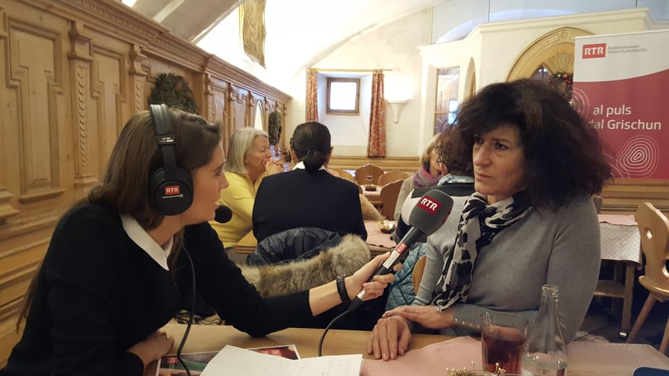 Annina Campell fa in'intervista cun l'ustiera dal café Klarer, Rita Klarer.