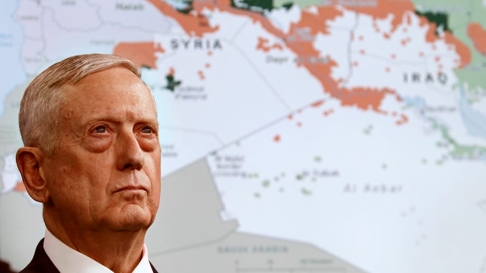 Jim Mattis discurra davant ina charta da la Siria ed il Irac da la milissa da terror Stadi islamic SI.