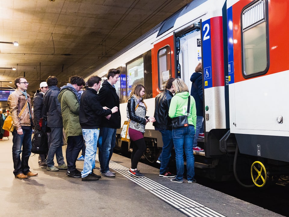 Entrar en il tren cun urden e maniera