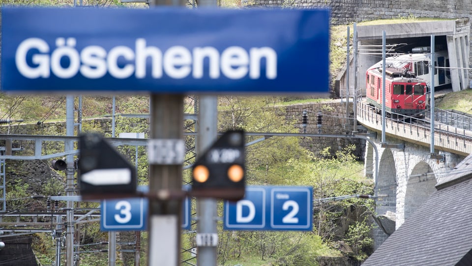 Maletg simbolic. In tren da la Matterhorn Gottard curt avant la staziun da Göschenen.