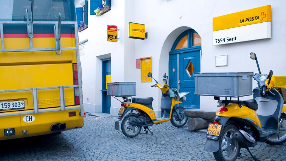 Auto da poste e mopets da pots avant la posta da Sent.