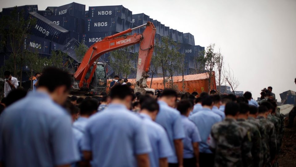 Schuldada e polizia commemoreschan las unfrendas da Tianjin al lieu da la disgrazia.