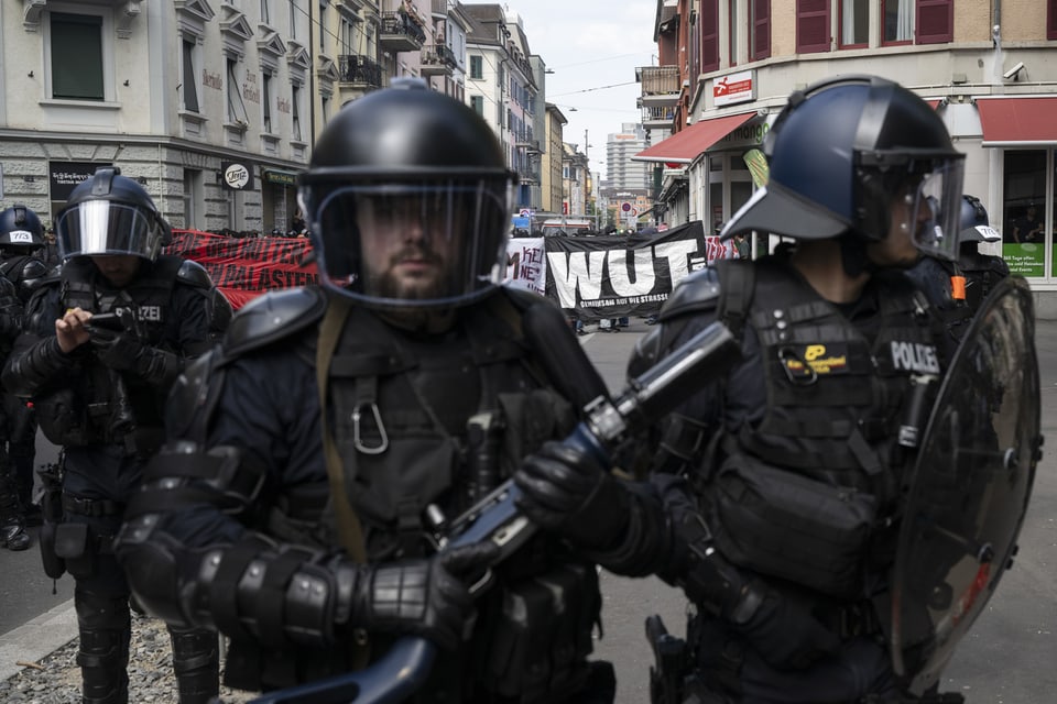 Linksautonome streiten mit der Polizei an der Nachdemonstration vom 1. Mai-Umzug, am Tag der Arbeit in Zuerich.