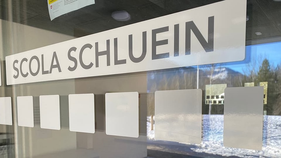 Entrada da la scola cun inscripziun Scola Schluein.