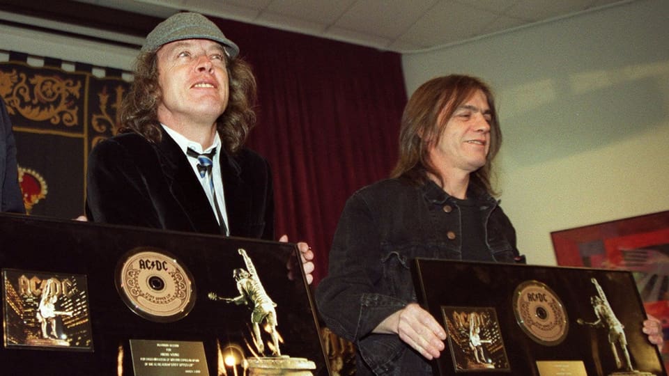 Ils frars Angus e Malcolm Young cun dus albums.