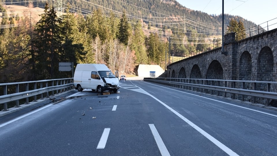 Auto schlittà cun pneus da stad.