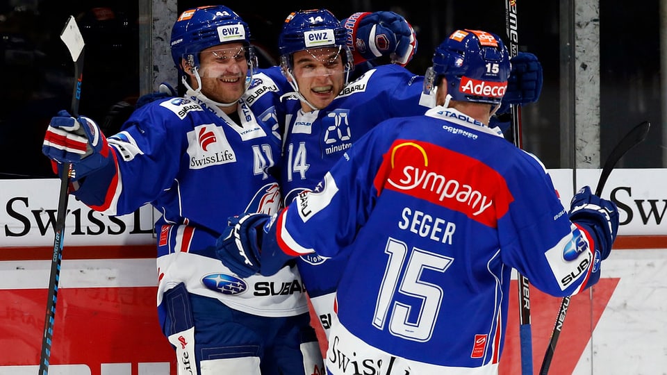 Giugaders dals ZSC Lions sa legran d'in gol cunter l'EHC Kloten.
