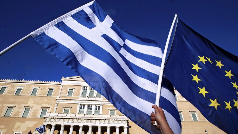 bajetg dal parlament grec cun bandieras da la grezia e da l'UE davantvart