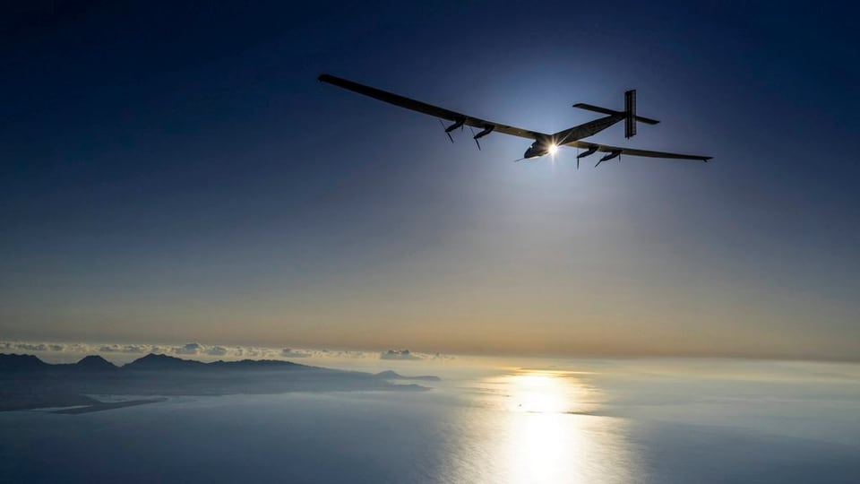 l'aviun Solar Impulse en il tschiel sur Hawaii.