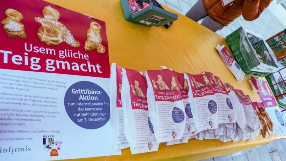 Acziun «Da la medema pasta» da 2021 Am Stand am Markt in Chur in 2021 werden Grittibänze verkauft