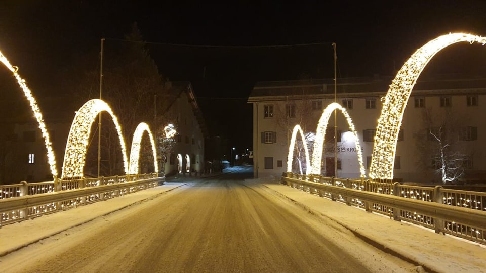 Passa 20'300 pairins ha l'illuminaziun sin la punt da La Punt Chamues-ch