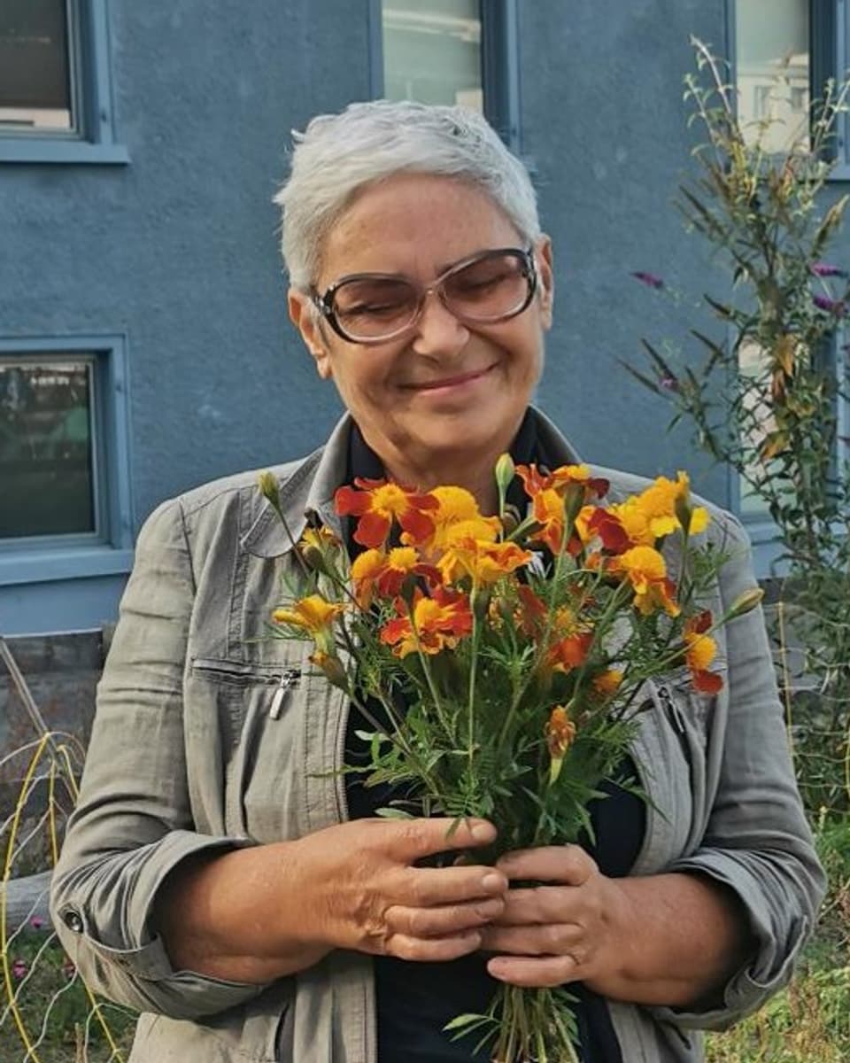 Natalija Leshchinets or da l'Ucraina Natalija Leshchinets aus der Ukraine im Gemeinschaftsgarten