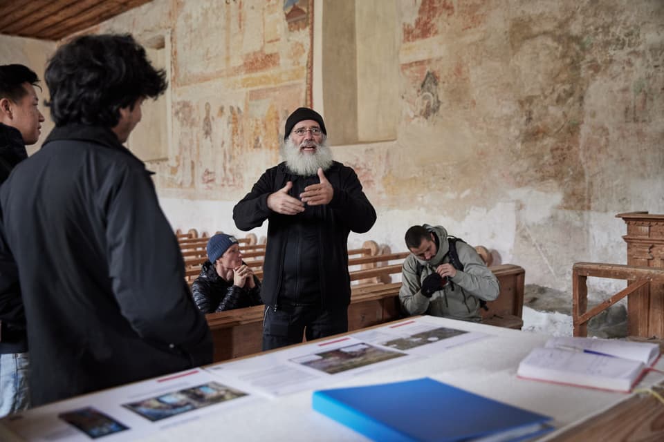 Stefan M. Seydel in der Kirche Sontga Gada bei Disentis. 