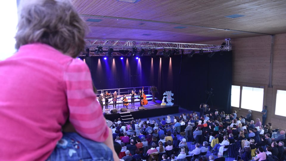 Ina mattatscha silla schuiala da sia mumma vid merar il concert 