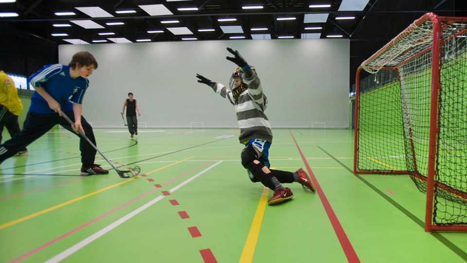 Giuvenil che dat unihockey emprova da sajettar in gol.