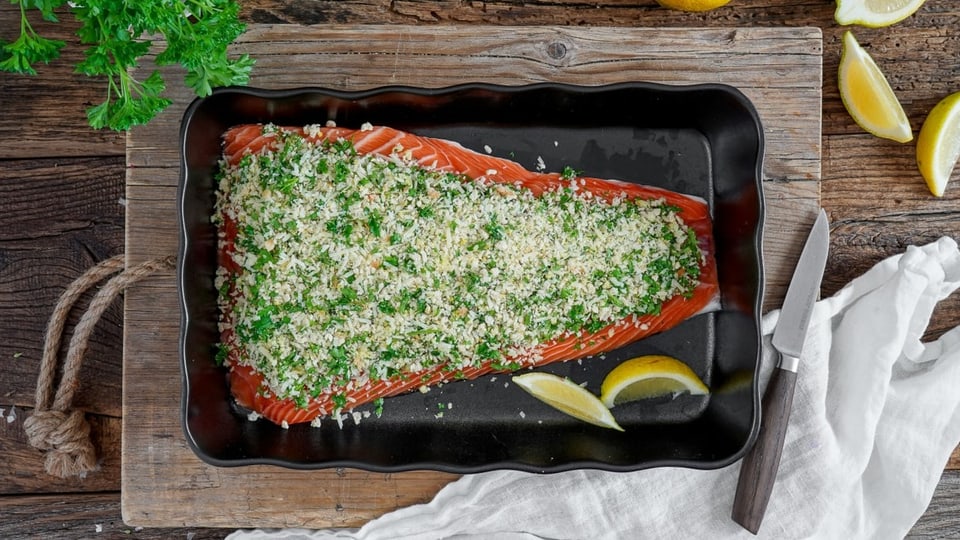 Salmun cun crusta da citrona ed ervas Rezept für das Weihnachtsmenu: Lachs mit Zitronen-Kräuter Kruste