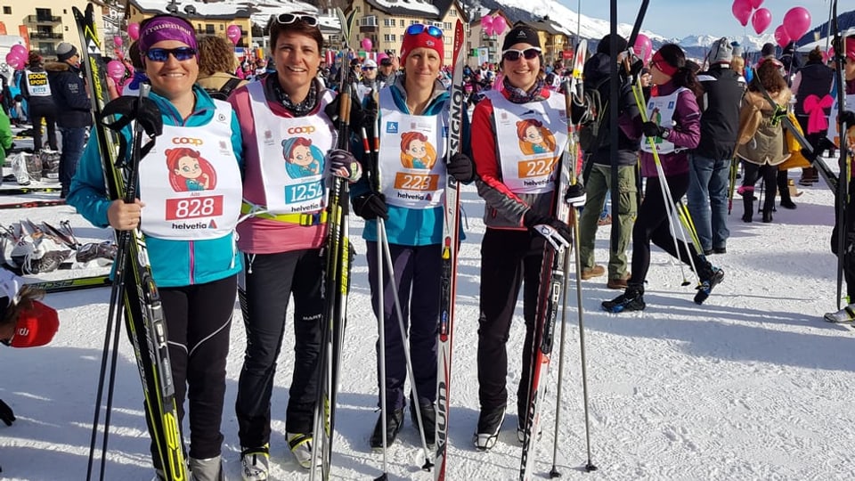 Las Ladies musica Cinuos-chel Brail, Aita Bivetti, Seraina Camichel, Manuela Bezzola e Carmen Federspiel avant la cursa a Samedan.