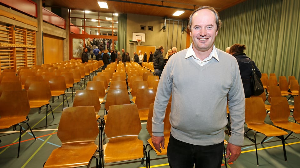 Stefan Schmid davant la sala vida, cun in grond surrir.