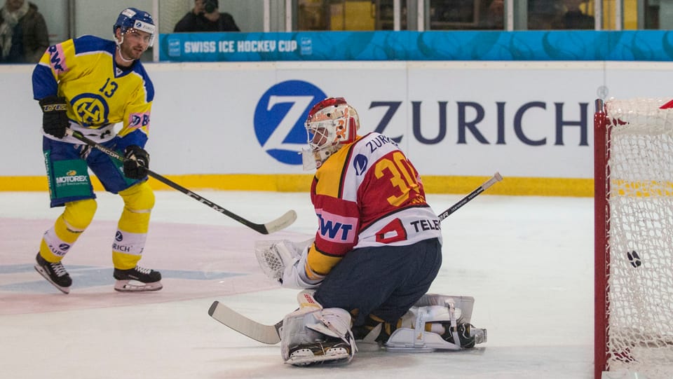 L'attatgader dal HCD Robert Kousal avant il golie da l'EHC Dübendorf.