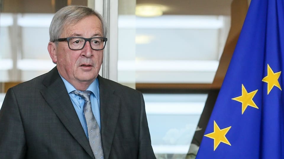 Jean-Claude Jucker sper ina bandiera da l'UE.