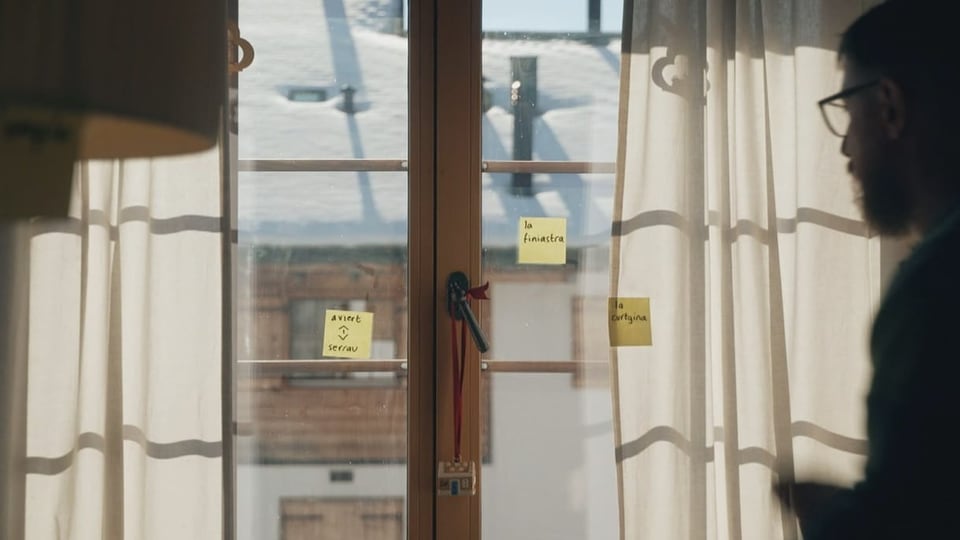 Ein Fenster mit Post-its, diese beschreiben wie die Dinge auf Romanisch heissen.