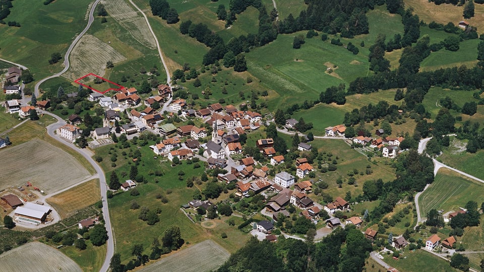 Il vitg d'Almens cun la zona «Pardieni» el nord dal vitg. 