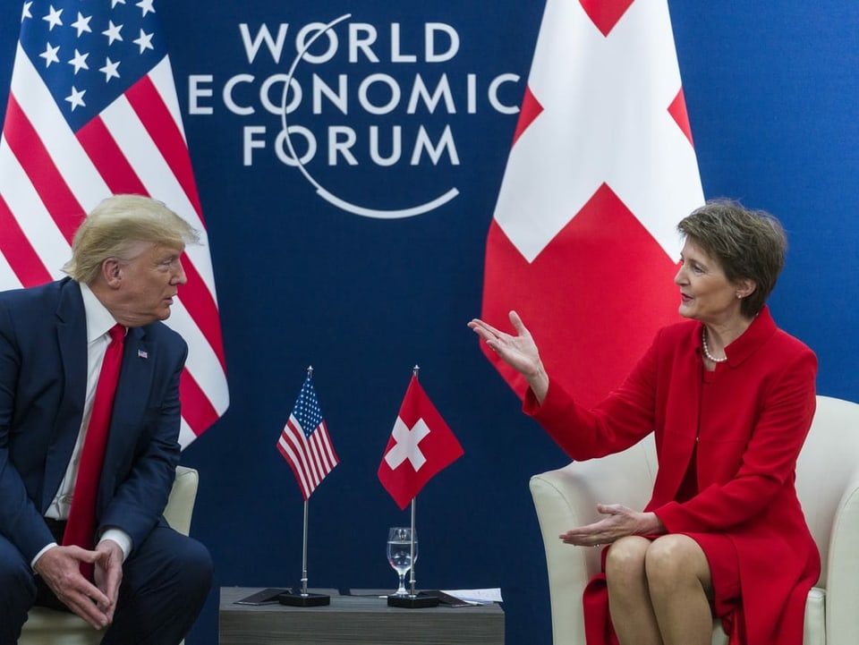 Tar l'avertura dal forum mundial d'economia tegna la presidenta ni il president da la Confederaziun mintgamai in pled. Dentant era blers inscunters stattan sin l'agenda. Uschia ha Simonetta Sommaruga era inscuntrà al president dals Stadis unids Donald Trump a Tavau.