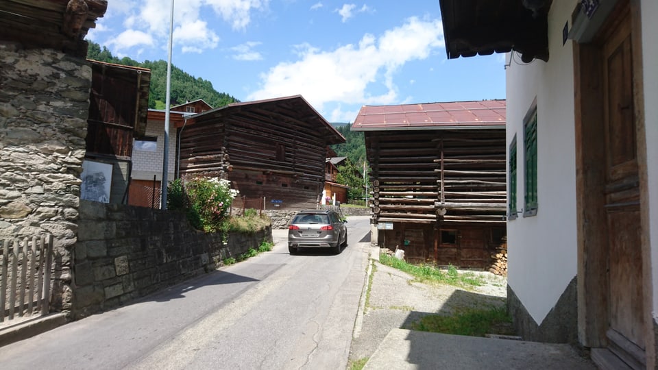 Da vart dretga la stalla che vegn per part spazzada per schlargiar la via a Dardin.