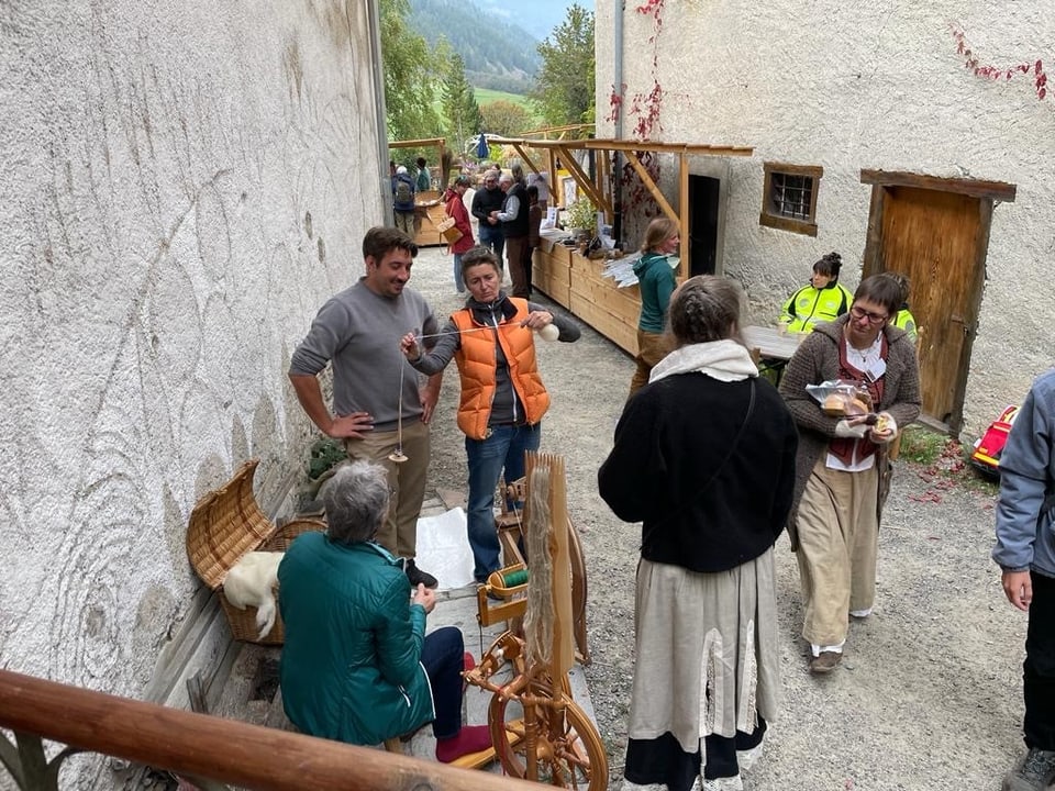 Volle Gasse anlässlich der ersten Flachs-Brächete im Val Müstair. 