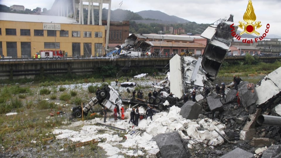 Camiuns tranter las ruinas.