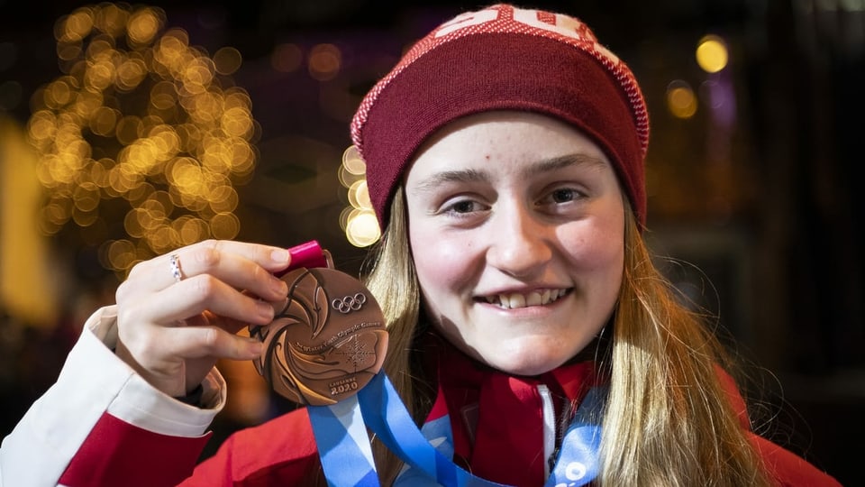 Bianca Gisler cun medaglia da bronz