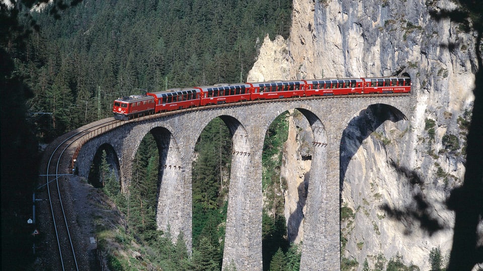 Tren sin il viaduct da la Landwasser.