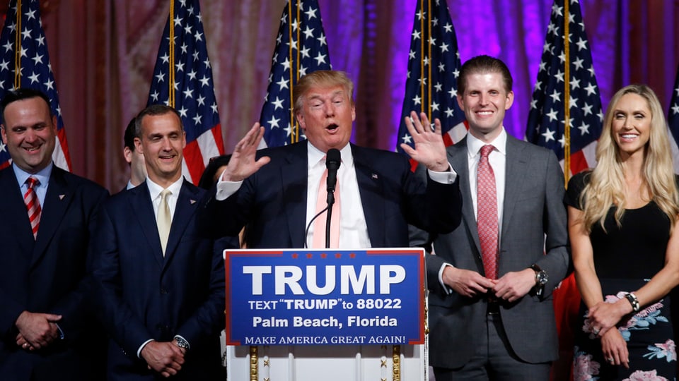 Donald Trump durant ses pled en il stadi federativ Florida.