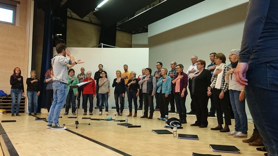 Il Chor mischedau Suraua durant in exercizi per il concert da primavaira.